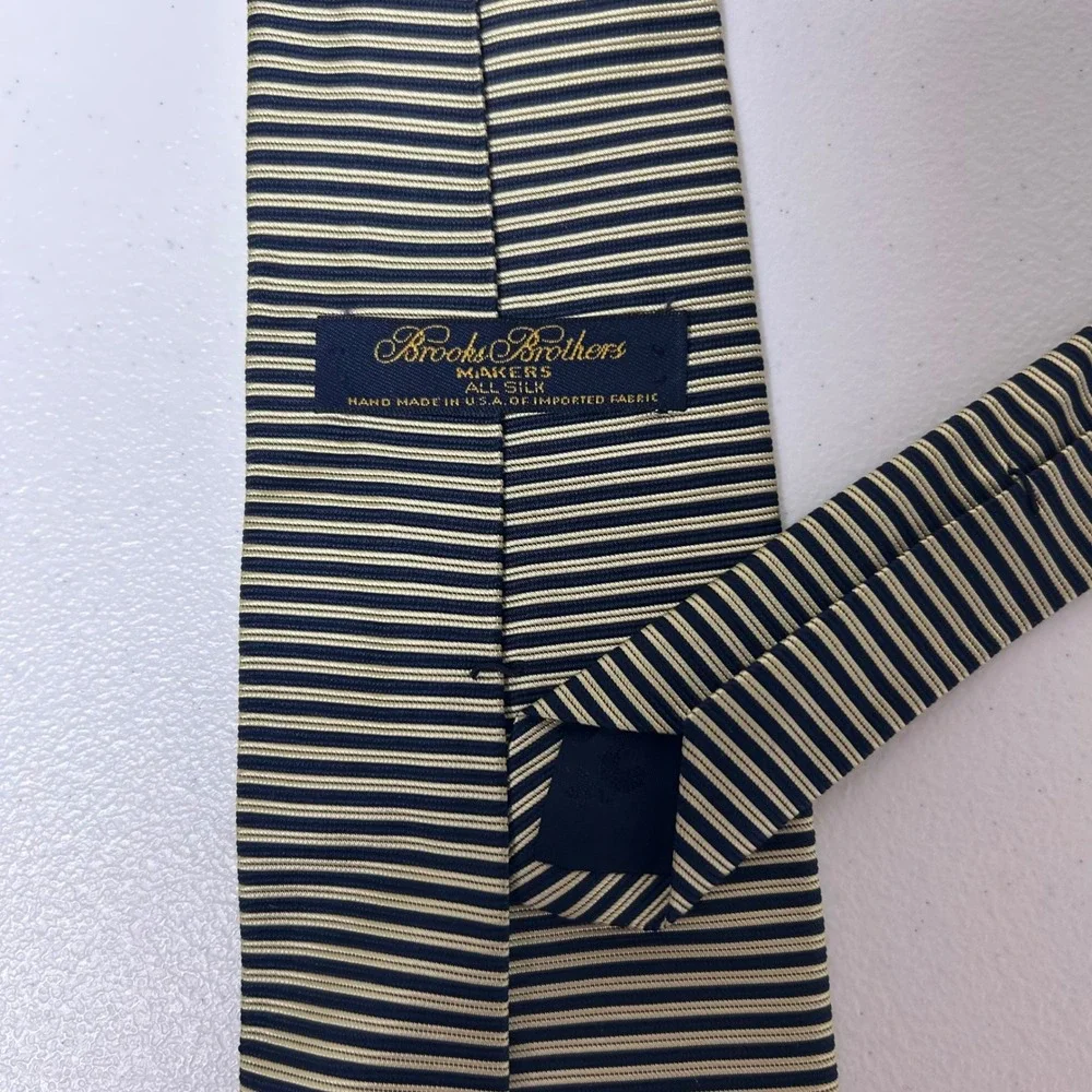 Brooks Brothers Necktie Mens Navy Cream Striped Silk Handmade USA 56